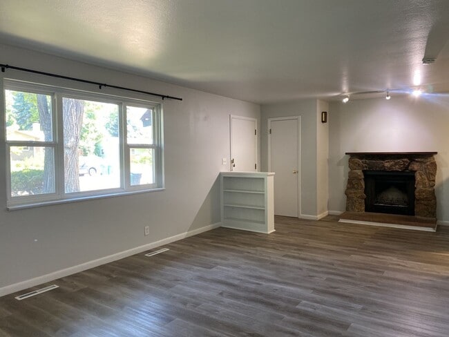 Photo - 3 Bed 1 Bath w/ 1 car garage West-Side Fort Collins Ranch