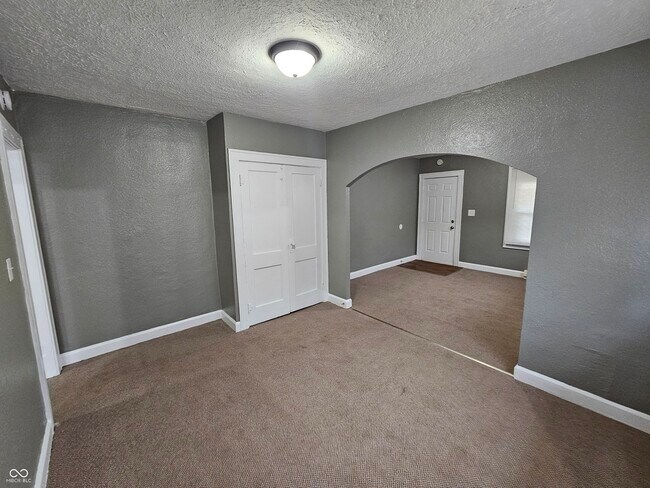 Photo - 835 N Gladstone Ave