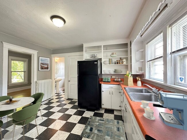 Photo - 1122 E 5th St Unit Upper