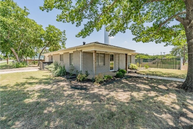 Photo - 316 W 3rd St