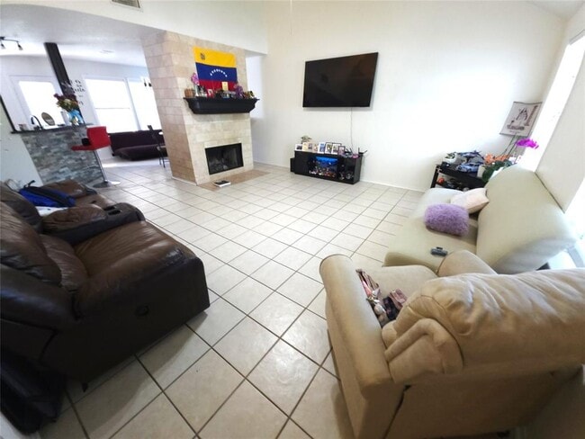 Photo - 1600 Hollow Tree Blvd