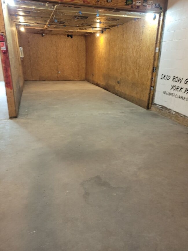 565 W Market St Unidad Garage Front