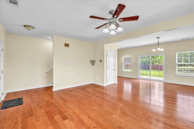 Photo - Spacious 4 Bed, 2.5 Bath in White Oak