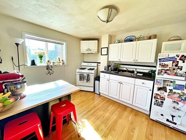 Building Photo - 307 Sumner St Unit 3