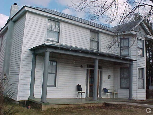 Building Photo - 3 Br, 1 Ba home in town with hardwood floo...