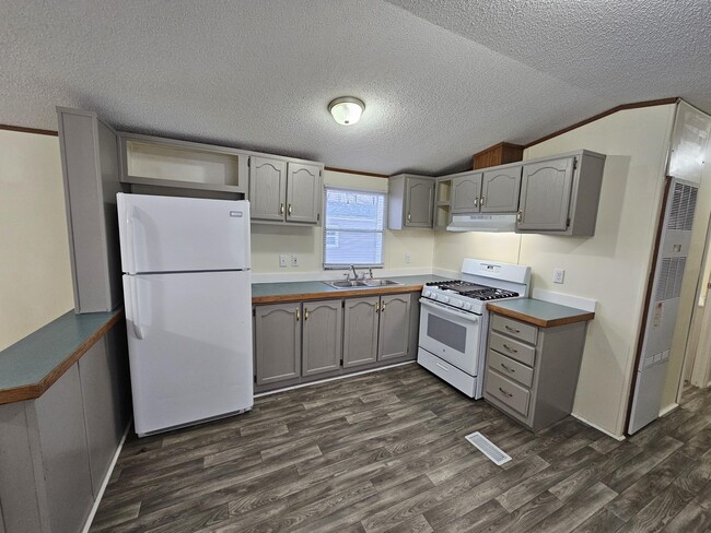 Building Photo - 5687 Lowell Rd