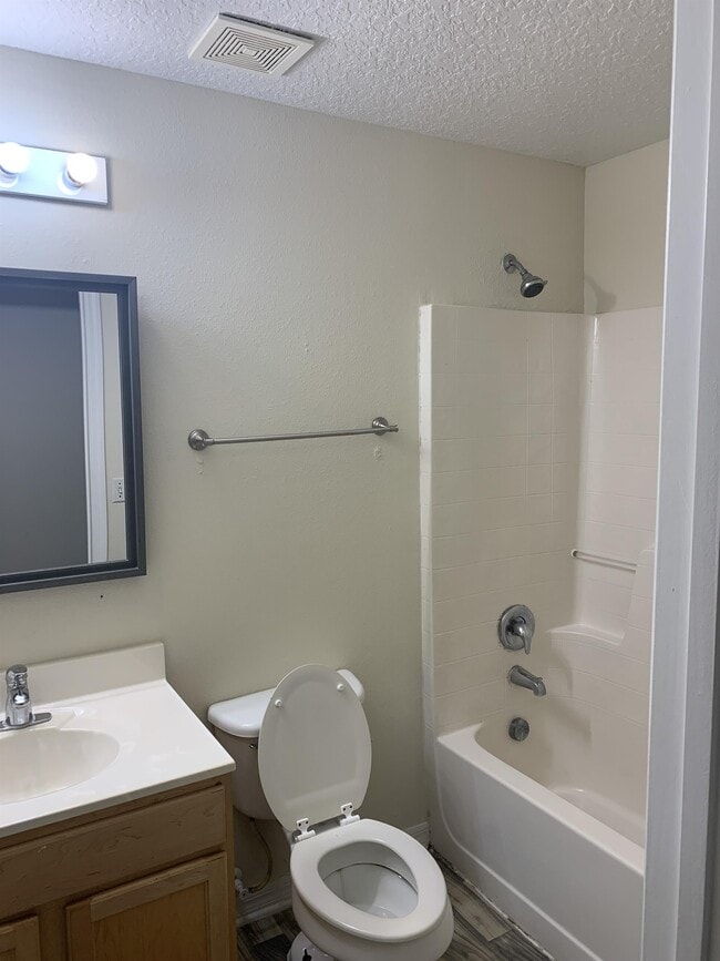 Photo - 4690 Salamander St