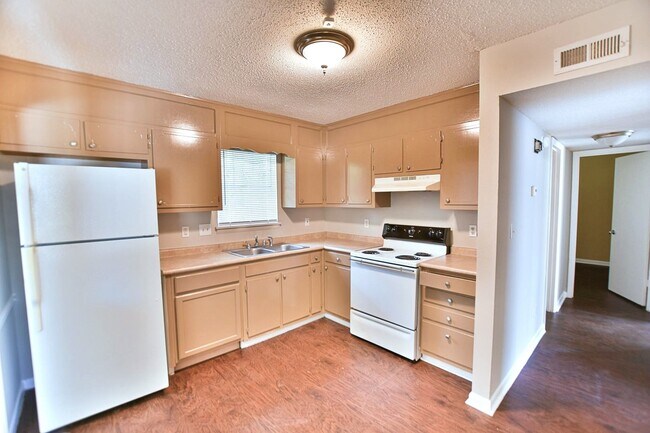 Photo - Single Family Home 3BR / 1BA