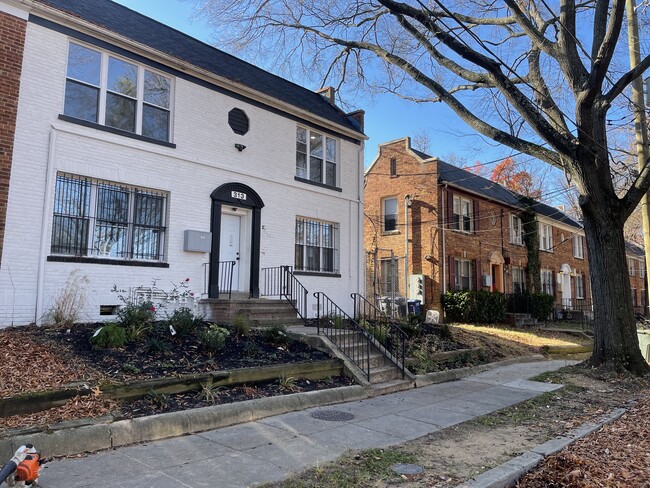 Front - 313 Parkland Pl SE