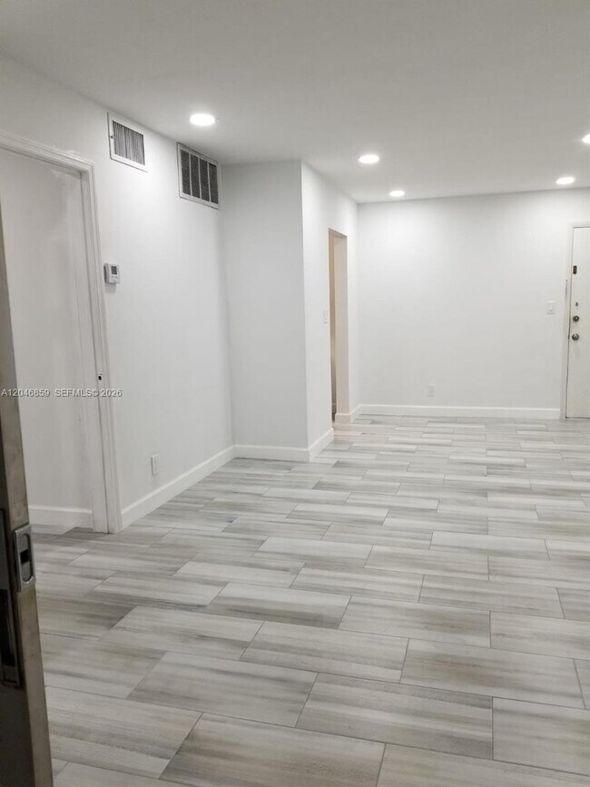 Photo - 2990 NE 16th Ave Unidad 105