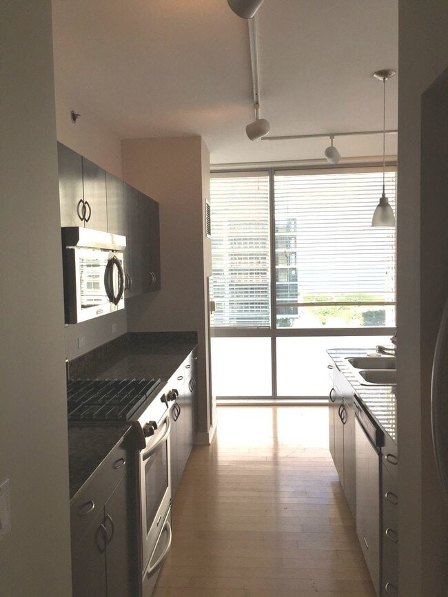 Building Photo - 8 E Randolph St Unit 1804