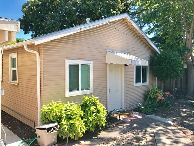 Building Photo - 1364 Fremont St Unit Cottage Rental