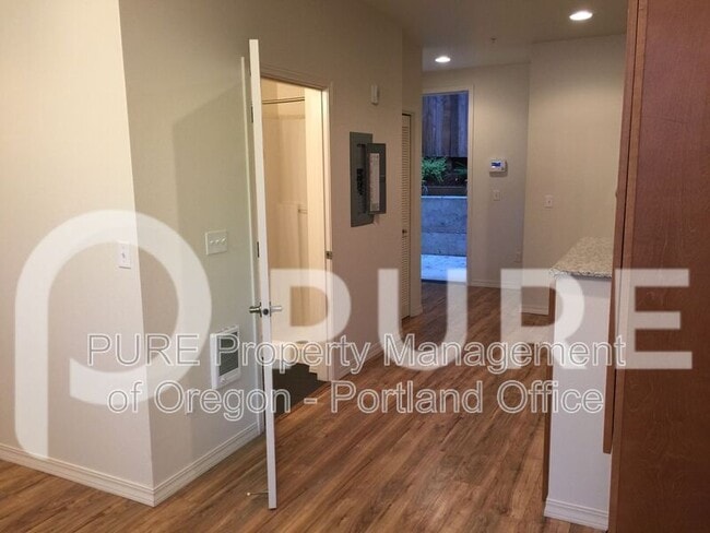 Building Photo - 5490 SE Milwaukie Ave