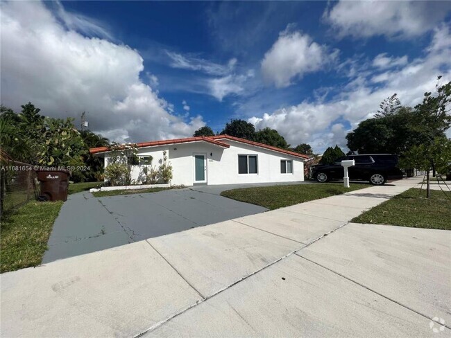 Building Photo - 3 bedroom in Hialeah FL 33010 Rental