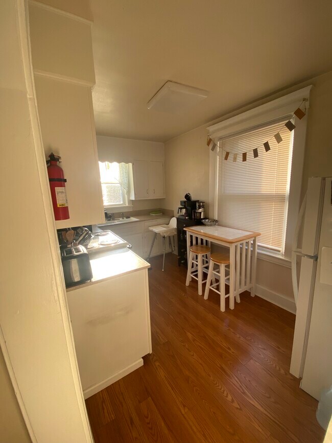 Kitchen - 329 E Grandview Ave Unit UPPER