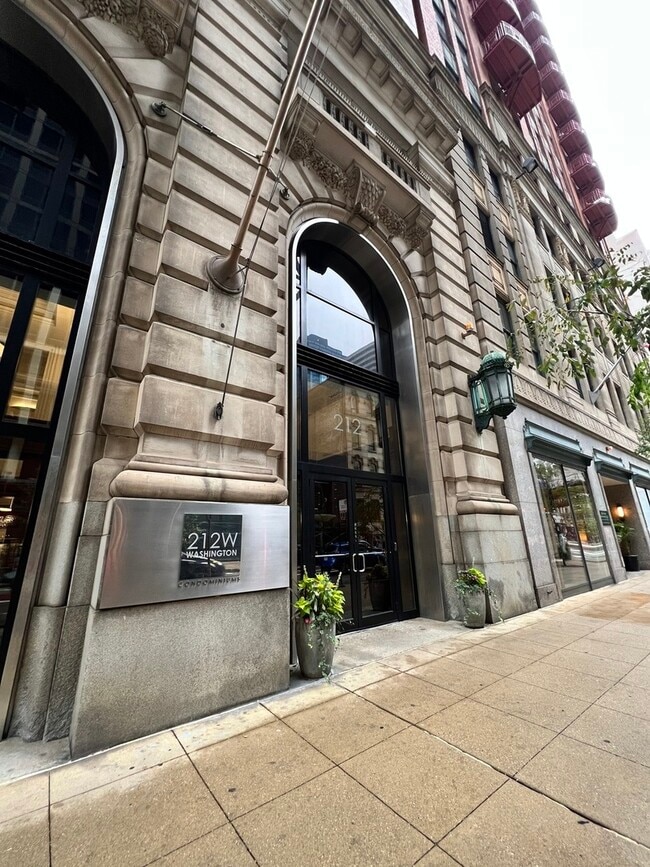 Building Photo - 212 W Washington St Unit 1012