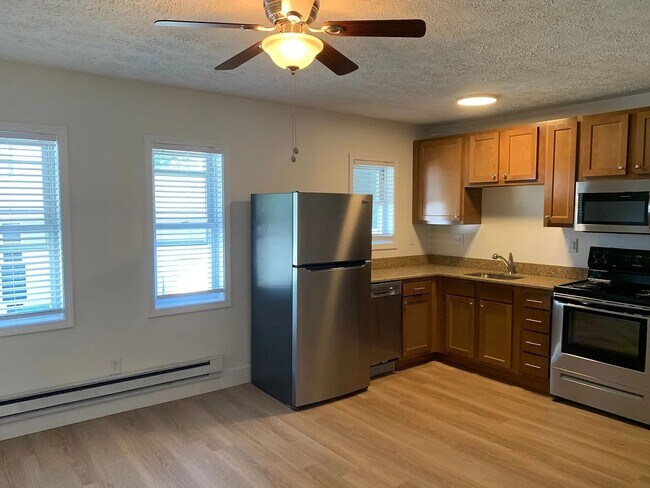 Photo - 400-402 S Henderson