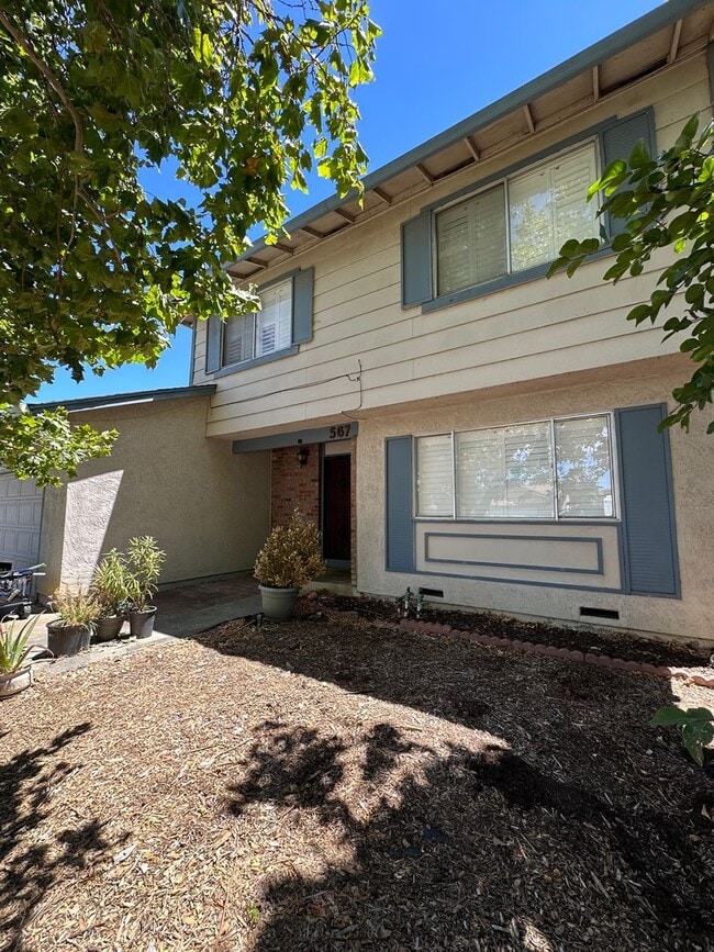 Building Photo - Cheery 4 bedroom with Spacious Yard & No R... Rental