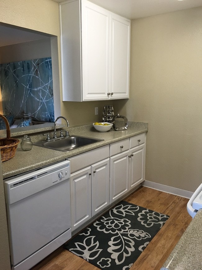 KITCHEN - Seabreeze Apartment Homes