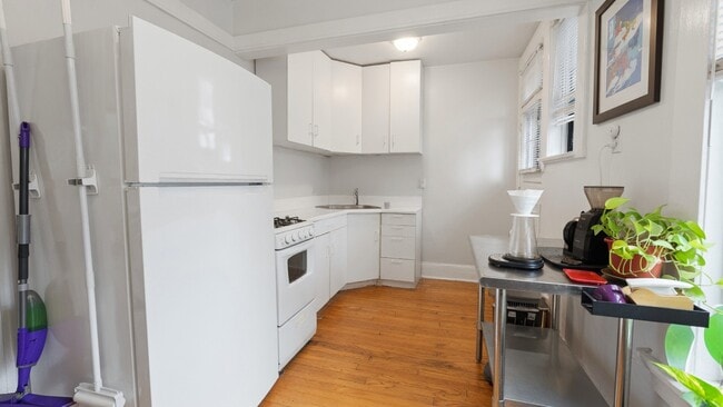 Building Photo - 1218 W Victoria St Unit 1