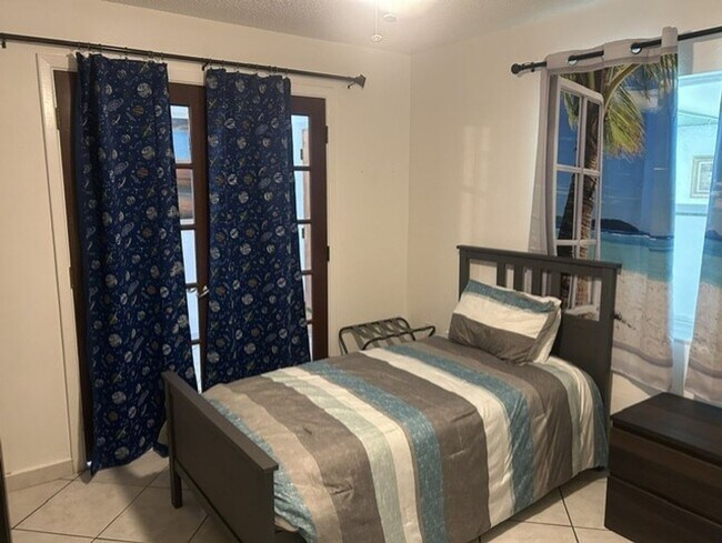 Photo - Fully furnished 3/2 available now!