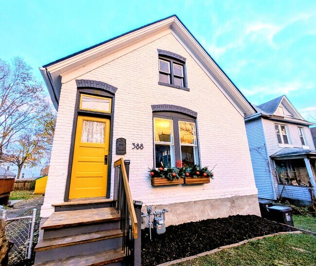 Charming Brick Home from 1895 - 388 Erie St Apartamentos