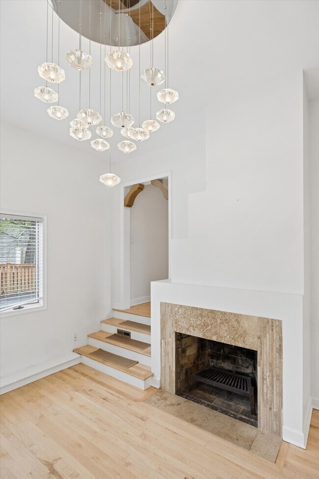 Photo - 502 W 47th St