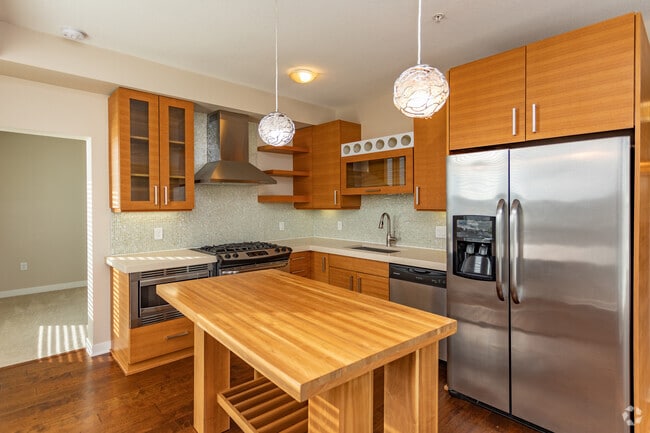 2BR, 1BA - 876SF