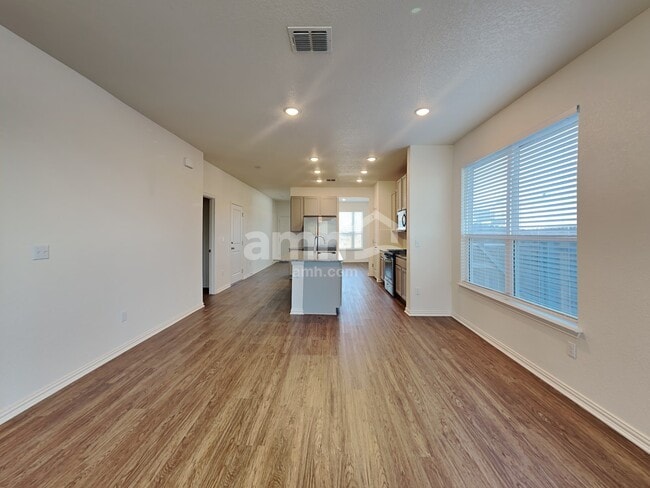 Photo - 457 Pebble Bend