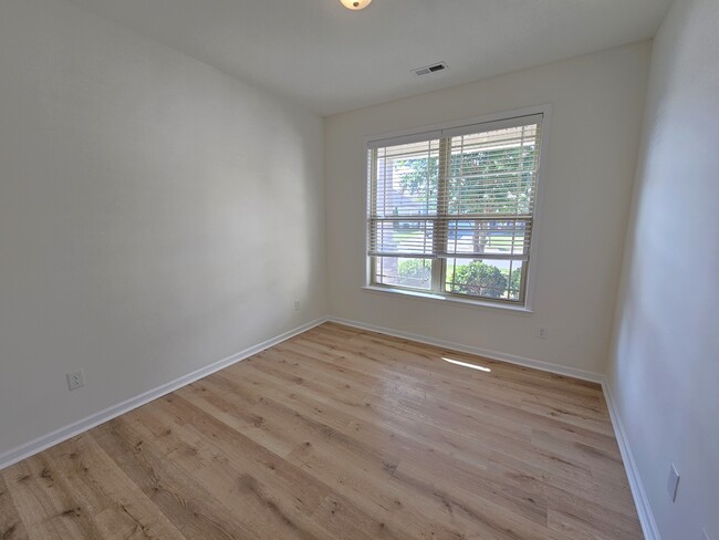 Photo - 185 Bur Oak Dr