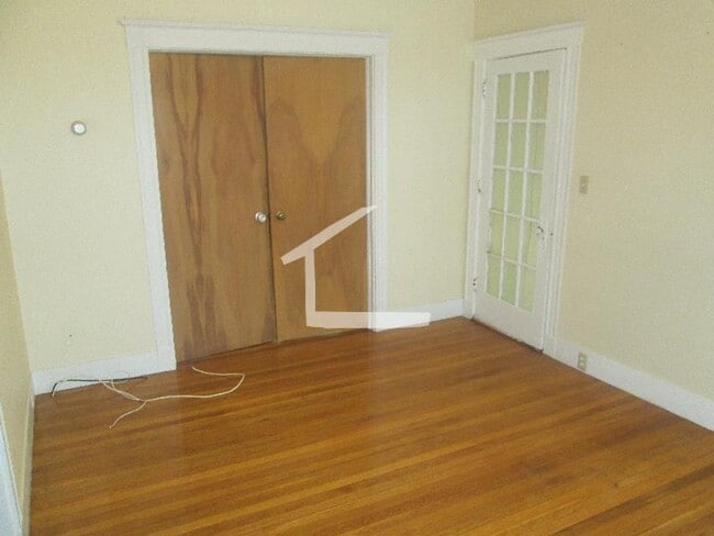 Photo - 9/1 No Fee! Spacious 3BR near Oak Sq, BC, w/d in unit!