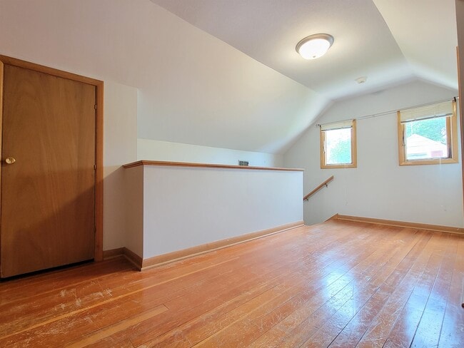 Photo - 1250-4 1/2 4 1/2 St NW