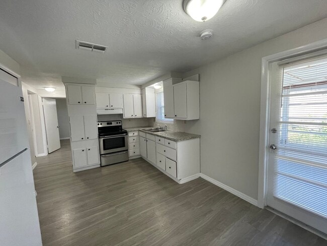 Photo - 1130 Powersong St