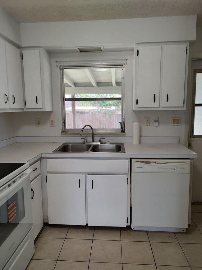 Photo - 2 Bedroom, 1 bath, freshly painted, new appliances