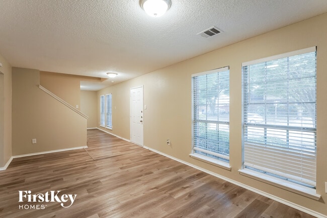 Photo - 1700 Worthington Ln