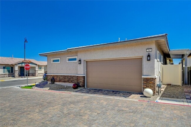 Photo - 762 Praire Plume St