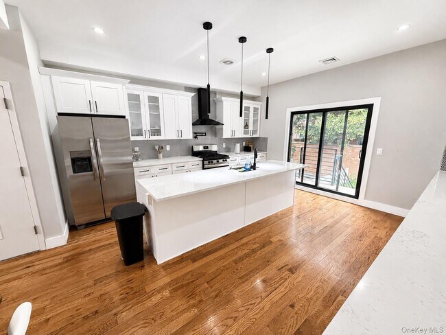 Photo - 465 E 143rd St