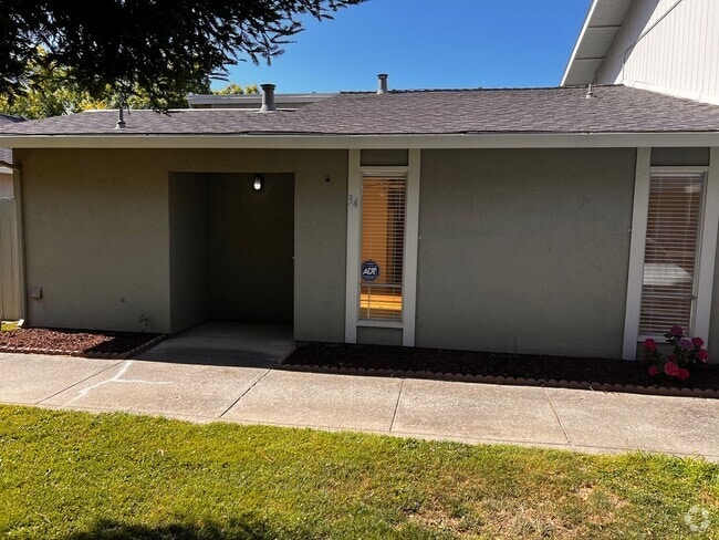 Building Photo - Great condo in a well managed complex with...