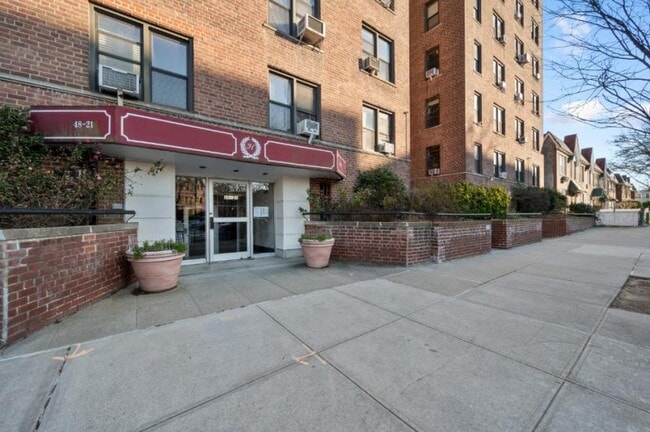 Building Photo - 1 bedroom in SUNNYSIDE NY 11104 Unit 4K Rental