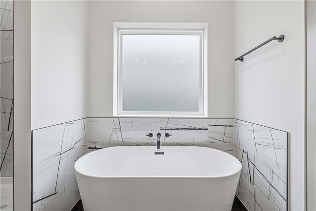 Photo - 930 Trestle Ln