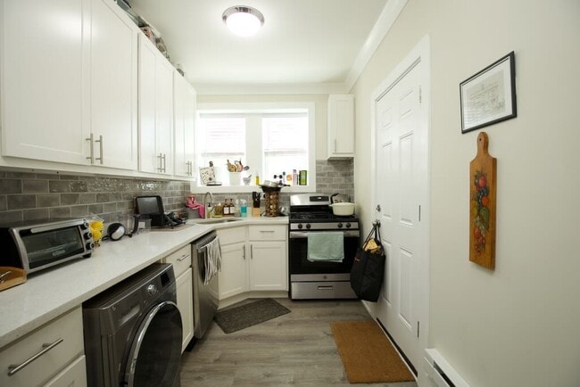 Photo - 3817.5 N Greenview Ave Unit E2