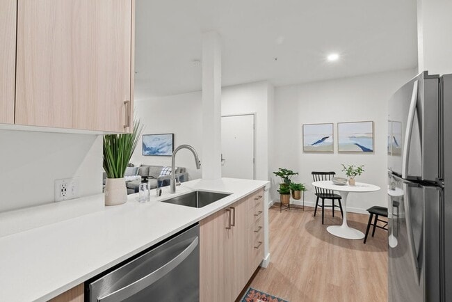 Explore nuestra exquisita colección para el hogar, que cuenta con armarios de alto brillo, acabados mejorados y hermosas áreas de comedor y de estar para disfrutar de una experiencia de vida de primera calidad. - Modera Lacey