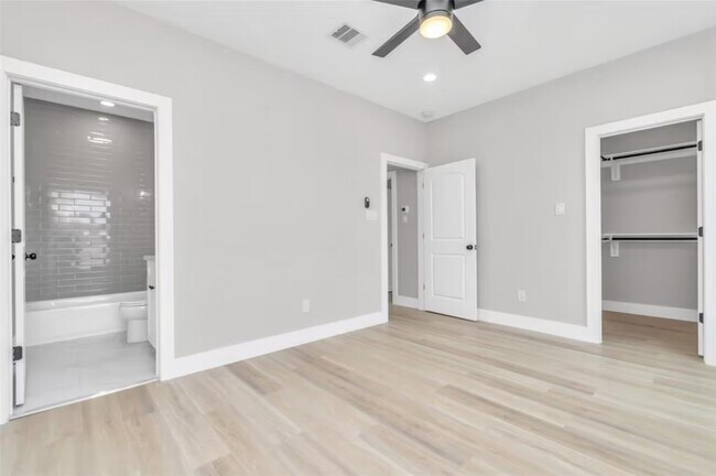 Photo - 819 E 40th St