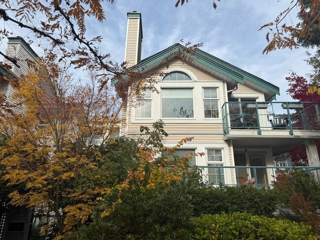 Building Photo - 735 W 15th Ave