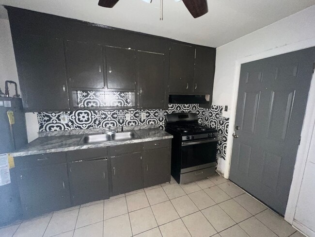 Photo - 405 26th St E