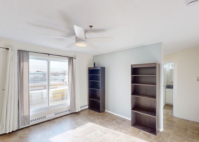 Photo - 10405-10499 99 Ave