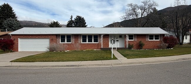 Building Photo - 2 Bedroom 2 Bath Home with 2 Car Garage in Glenwood Springs