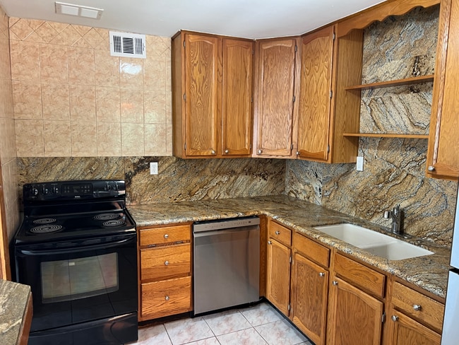 Photo - "Charming 3-Bed Retreat in Aurora!"