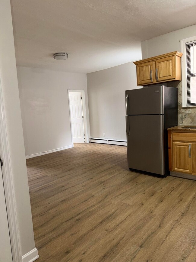 Photo - 998 Broadway