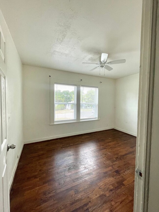 Photo - Cute 2 bed/1 bath House Steps Away from Park